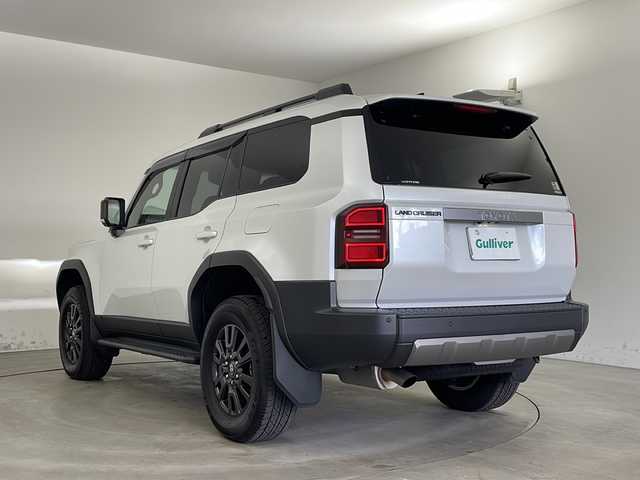 トヨタ ランドクルーザー ２５０ VX 兵庫県 2024(令6)年 1.6万km プラチナホワイトパールマイカ ・丸目ライト/・4WD/・サンルーフ/・トヨタセーフティーセンス/・プリクラッシュセーフティ/・レーンディバチャーアラート/・ブラインドスポットモニター/・プロアクティブドライビングアシスト/・クリアランスソナー/・リヤクロストラフィックアラート/・後方車両接近告知/・リヤカメラディテクション/・安心降車アシスト/・周辺車両接近時サポート/・ロードサインアシスト/・純正12.3型ナビ＆フルセグ＆BT＆USB＆HDMI/・パノラマミックビューモニター/・ステアリングリモコン/・ステアリングヒーター/・黒革シート/・前席シートヒーター/・前席シートクーラー/・パワーバックドア/・ビルトインETC2.0/・レーダークルーズコントロール/・オートハイビーム/・LEDヘッドライト/・フォグランプ/・オートライト/・スマートキー/・デジタルインナーミラー/・純正１８インチアルミホイール/・ルーフレール/・ヘッドライトウォッシャー