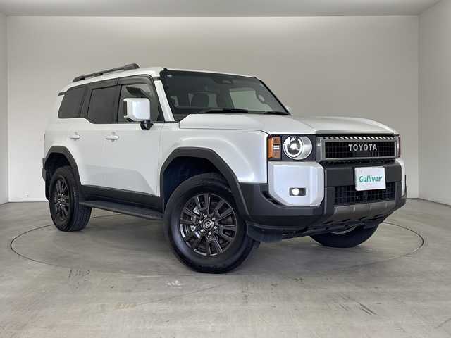 トヨタ ランドクルーザー ２５０ VX 兵庫県 2024(令6)年 1.6万km プラチナホワイトパールマイカ ・丸目ライト/・4WD/・サンルーフ/・トヨタセーフティーセンス/・プリクラッシュセーフティ/・レーンディバチャーアラート/・ブラインドスポットモニター/・プロアクティブドライビングアシスト/・クリアランスソナー/・リヤクロストラフィックアラート/・後方車両接近告知/・リヤカメラディテクション/・安心降車アシスト/・周辺車両接近時サポート/・ロードサインアシスト/・純正12.3型ナビ＆フルセグ＆BT＆USB＆HDMI/・パノラマミックビューモニター/・ステアリングリモコン/・ステアリングヒーター/・黒革シート/・前席シートヒーター/・前席シートクーラー/・パワーバックドア/・ビルトインETC2.0/・レーダークルーズコントロール/・オートハイビーム/・LEDヘッドライト/・フォグランプ/・オートライト/・スマートキー/・デジタルインナーミラー/・純正１８インチアルミホイール/・ルーフレール/・ヘッドライトウォッシャー