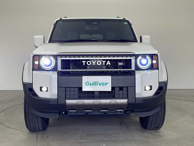 トヨタ ランドクルーザー ２５０ VX 兵庫県 2024(令6)年 1.6万km プラチナホワイトパールマイカ ・丸目ライト/・4WD/・サンルーフ/・トヨタセーフティーセンス/・プリクラッシュセーフティ/・レーンディバチャーアラート/・ブラインドスポットモニター/・プロアクティブドライビングアシスト/・クリアランスソナー/・リヤクロストラフィックアラート/・後方車両接近告知/・リヤカメラディテクション/・安心降車アシスト/・周辺車両接近時サポート/・ロードサインアシスト/・純正12.3型ナビ＆フルセグ＆BT＆USB＆HDMI/・パノラマミックビューモニター/・ステアリングリモコン/・ステアリングヒーター/・黒革シート/・前席シートヒーター/・前席シートクーラー/・パワーバックドア/・ビルトインETC2.0/・レーダークルーズコントロール/・オートハイビーム/・LEDヘッドライト/・フォグランプ/・オートライト/・スマートキー/・デジタルインナーミラー/・純正１８インチアルミホイール/・ルーフレール/・ヘッドライトウォッシャー