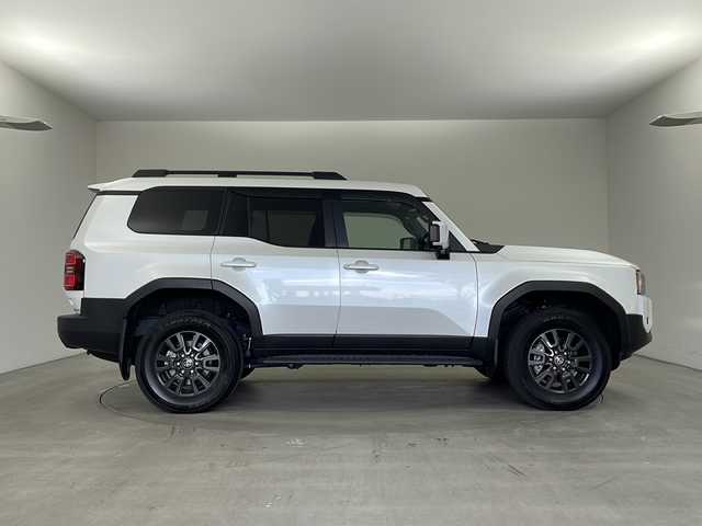 トヨタ ランドクルーザー ２５０ VX 兵庫県 2024(令6)年 1.6万km プラチナホワイトパールマイカ ・丸目ライト/・4WD/・サンルーフ/・トヨタセーフティーセンス/・プリクラッシュセーフティ/・レーンディバチャーアラート/・ブラインドスポットモニター/・プロアクティブドライビングアシスト/・クリアランスソナー/・リヤクロストラフィックアラート/・後方車両接近告知/・リヤカメラディテクション/・安心降車アシスト/・周辺車両接近時サポート/・ロードサインアシスト/・純正12.3型ナビ＆フルセグ＆BT＆USB＆HDMI/・パノラマミックビューモニター/・ステアリングリモコン/・ステアリングヒーター/・黒革シート/・前席シートヒーター/・前席シートクーラー/・パワーバックドア/・ビルトインETC2.0/・レーダークルーズコントロール/・オートハイビーム/・LEDヘッドライト/・フォグランプ/・オートライト/・スマートキー/・デジタルインナーミラー/・純正１８インチアルミホイール/・ルーフレール/・ヘッドライトウォッシャー