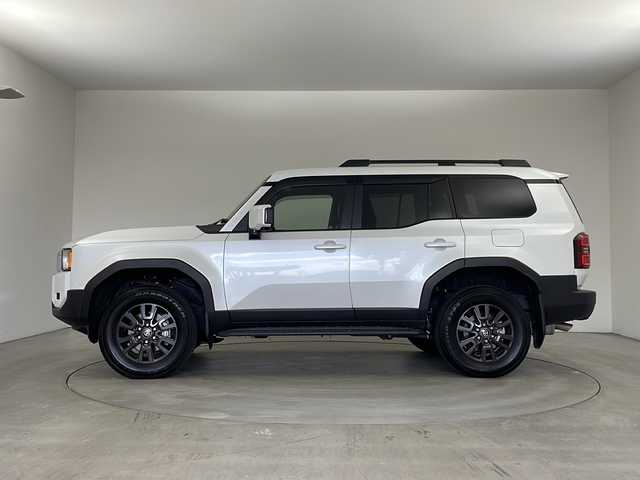 トヨタ ランドクルーザー ２５０ VX 兵庫県 2024(令6)年 1.6万km プラチナホワイトパールマイカ ・丸目ライト/・4WD/・サンルーフ/・トヨタセーフティーセンス/・プリクラッシュセーフティ/・レーンディバチャーアラート/・ブラインドスポットモニター/・プロアクティブドライビングアシスト/・クリアランスソナー/・リヤクロストラフィックアラート/・後方車両接近告知/・リヤカメラディテクション/・安心降車アシスト/・周辺車両接近時サポート/・ロードサインアシスト/・純正12.3型ナビ＆フルセグ＆BT＆USB＆HDMI/・パノラマミックビューモニター/・ステアリングリモコン/・ステアリングヒーター/・黒革シート/・前席シートヒーター/・前席シートクーラー/・パワーバックドア/・ビルトインETC2.0/・レーダークルーズコントロール/・オートハイビーム/・LEDヘッドライト/・フォグランプ/・オートライト/・スマートキー/・デジタルインナーミラー/・純正１８インチアルミホイール/・ルーフレール/・ヘッドライトウォッシャー