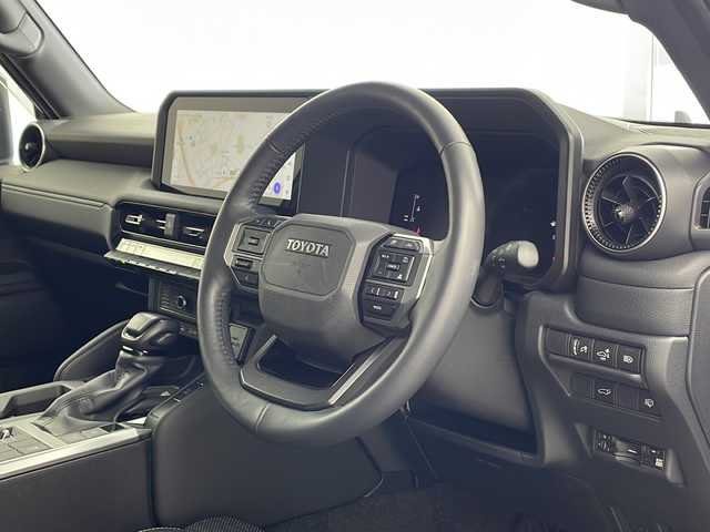 トヨタ ランドクルーザー ２５０ VX 兵庫県 2024(令6)年 1.6万km プラチナホワイトパールマイカ ・丸目ライト/・4WD/・サンルーフ/・トヨタセーフティーセンス/・プリクラッシュセーフティ/・レーンディバチャーアラート/・ブラインドスポットモニター/・プロアクティブドライビングアシスト/・クリアランスソナー/・リヤクロストラフィックアラート/・後方車両接近告知/・リヤカメラディテクション/・安心降車アシスト/・周辺車両接近時サポート/・ロードサインアシスト/・純正12.3型ナビ＆フルセグ＆BT＆USB＆HDMI/・パノラマミックビューモニター/・ステアリングリモコン/・ステアリングヒーター/・黒革シート/・前席シートヒーター/・前席シートクーラー/・パワーバックドア/・ビルトインETC2.0/・レーダークルーズコントロール/・オートハイビーム/・LEDヘッドライト/・フォグランプ/・オートライト/・スマートキー/・デジタルインナーミラー/・純正１８インチアルミホイール/・ルーフレール/・ヘッドライトウォッシャー