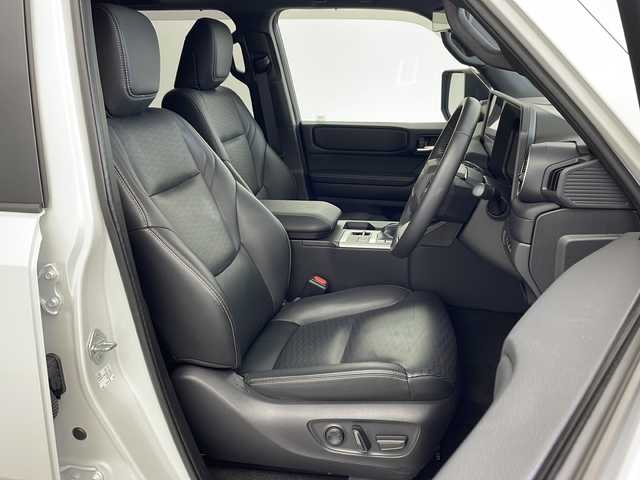 トヨタ ランドクルーザー ２５０ VX 兵庫県 2024(令6)年 1.6万km プラチナホワイトパールマイカ ・丸目ライト/・4WD/・サンルーフ/・トヨタセーフティーセンス/・プリクラッシュセーフティ/・レーンディバチャーアラート/・ブラインドスポットモニター/・プロアクティブドライビングアシスト/・クリアランスソナー/・リヤクロストラフィックアラート/・後方車両接近告知/・リヤカメラディテクション/・安心降車アシスト/・周辺車両接近時サポート/・ロードサインアシスト/・純正12.3型ナビ＆フルセグ＆BT＆USB＆HDMI/・パノラマミックビューモニター/・ステアリングリモコン/・ステアリングヒーター/・黒革シート/・前席シートヒーター/・前席シートクーラー/・パワーバックドア/・ビルトインETC2.0/・レーダークルーズコントロール/・オートハイビーム/・LEDヘッドライト/・フォグランプ/・オートライト/・スマートキー/・デジタルインナーミラー/・純正１８インチアルミホイール/・ルーフレール/・ヘッドライトウォッシャー