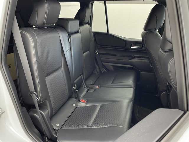 トヨタ ランドクルーザー ２５０ VX 兵庫県 2024(令6)年 1.6万km プラチナホワイトパールマイカ ・丸目ライト/・4WD/・サンルーフ/・トヨタセーフティーセンス/・プリクラッシュセーフティ/・レーンディバチャーアラート/・ブラインドスポットモニター/・プロアクティブドライビングアシスト/・クリアランスソナー/・リヤクロストラフィックアラート/・後方車両接近告知/・リヤカメラディテクション/・安心降車アシスト/・周辺車両接近時サポート/・ロードサインアシスト/・純正12.3型ナビ＆フルセグ＆BT＆USB＆HDMI/・パノラマミックビューモニター/・ステアリングリモコン/・ステアリングヒーター/・黒革シート/・前席シートヒーター/・前席シートクーラー/・パワーバックドア/・ビルトインETC2.0/・レーダークルーズコントロール/・オートハイビーム/・LEDヘッドライト/・フォグランプ/・オートライト/・スマートキー/・デジタルインナーミラー/・純正１８インチアルミホイール/・ルーフレール/・ヘッドライトウォッシャー