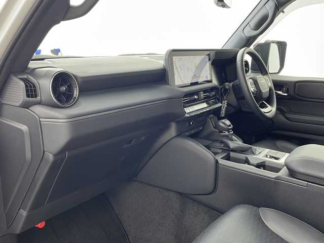 トヨタ ランドクルーザー ２５０ VX 兵庫県 2024(令6)年 1.6万km プラチナホワイトパールマイカ ・丸目ライト/・4WD/・サンルーフ/・トヨタセーフティーセンス/・プリクラッシュセーフティ/・レーンディバチャーアラート/・ブラインドスポットモニター/・プロアクティブドライビングアシスト/・クリアランスソナー/・リヤクロストラフィックアラート/・後方車両接近告知/・リヤカメラディテクション/・安心降車アシスト/・周辺車両接近時サポート/・ロードサインアシスト/・純正12.3型ナビ＆フルセグ＆BT＆USB＆HDMI/・パノラマミックビューモニター/・ステアリングリモコン/・ステアリングヒーター/・黒革シート/・前席シートヒーター/・前席シートクーラー/・パワーバックドア/・ビルトインETC2.0/・レーダークルーズコントロール/・オートハイビーム/・LEDヘッドライト/・フォグランプ/・オートライト/・スマートキー/・デジタルインナーミラー/・純正１８インチアルミホイール/・ルーフレール/・ヘッドライトウォッシャー