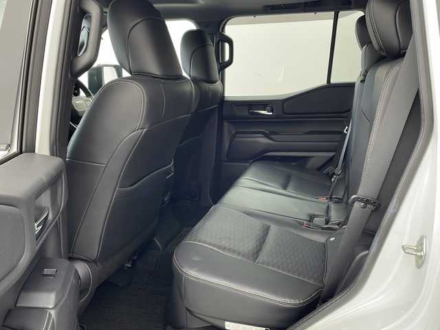 トヨタ ランドクルーザー ２５０ VX 兵庫県 2024(令6)年 1.6万km プラチナホワイトパールマイカ ・丸目ライト/・4WD/・サンルーフ/・トヨタセーフティーセンス/・プリクラッシュセーフティ/・レーンディバチャーアラート/・ブラインドスポットモニター/・プロアクティブドライビングアシスト/・クリアランスソナー/・リヤクロストラフィックアラート/・後方車両接近告知/・リヤカメラディテクション/・安心降車アシスト/・周辺車両接近時サポート/・ロードサインアシスト/・純正12.3型ナビ＆フルセグ＆BT＆USB＆HDMI/・パノラマミックビューモニター/・ステアリングリモコン/・ステアリングヒーター/・黒革シート/・前席シートヒーター/・前席シートクーラー/・パワーバックドア/・ビルトインETC2.0/・レーダークルーズコントロール/・オートハイビーム/・LEDヘッドライト/・フォグランプ/・オートライト/・スマートキー/・デジタルインナーミラー/・純正１８インチアルミホイール/・ルーフレール/・ヘッドライトウォッシャー