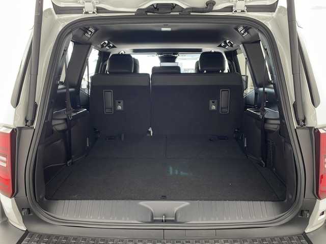 トヨタ ランドクルーザー ２５０ VX 兵庫県 2024(令6)年 1.6万km プラチナホワイトパールマイカ ・丸目ライト/・4WD/・サンルーフ/・トヨタセーフティーセンス/・プリクラッシュセーフティ/・レーンディバチャーアラート/・ブラインドスポットモニター/・プロアクティブドライビングアシスト/・クリアランスソナー/・リヤクロストラフィックアラート/・後方車両接近告知/・リヤカメラディテクション/・安心降車アシスト/・周辺車両接近時サポート/・ロードサインアシスト/・純正12.3型ナビ＆フルセグ＆BT＆USB＆HDMI/・パノラマミックビューモニター/・ステアリングリモコン/・ステアリングヒーター/・黒革シート/・前席シートヒーター/・前席シートクーラー/・パワーバックドア/・ビルトインETC2.0/・レーダークルーズコントロール/・オートハイビーム/・LEDヘッドライト/・フォグランプ/・オートライト/・スマートキー/・デジタルインナーミラー/・純正１８インチアルミホイール/・ルーフレール/・ヘッドライトウォッシャー