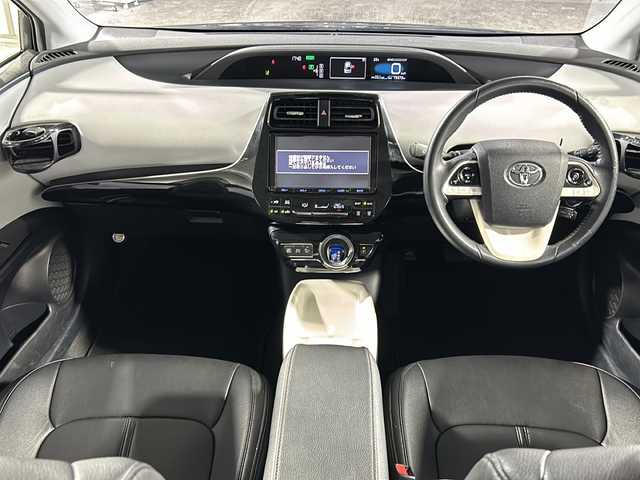 トヨタ プリウス S 沖縄県 2016(平28)年 7.6万km グレーメタリック 禁煙車　/県外仕入　/純正9インチナビ（DSZT-YC4T）/（フルセグＴＶ　Ｂｌｕｅｔｏｏｔｈ接続　ＣＤ　ＤＶＤ再生）/モデリスタエアロ/プリクラッシュセーフティー/レーダークルーズコントロール　/車線逸脱警報　/バックカメラ/ステアリングリモコン　/ドライブレコーダー　/ビルトインＥＴＣ　/レザー調シートカバー/LＥＤヘッドライト/オートライト/オートマチックハイビーム