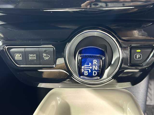 トヨタ プリウス S 沖縄県 2016(平28)年 7.6万km グレーメタリック 禁煙車　/県外仕入　/純正9インチナビ（DSZT-YC4T）/（フルセグＴＶ　Ｂｌｕｅｔｏｏｔｈ接続　ＣＤ　ＤＶＤ再生）/モデリスタエアロ/プリクラッシュセーフティー/レーダークルーズコントロール　/車線逸脱警報　/バックカメラ/ステアリングリモコン　/ドライブレコーダー　/ビルトインＥＴＣ　/レザー調シートカバー/LＥＤヘッドライト/オートライト/オートマチックハイビーム