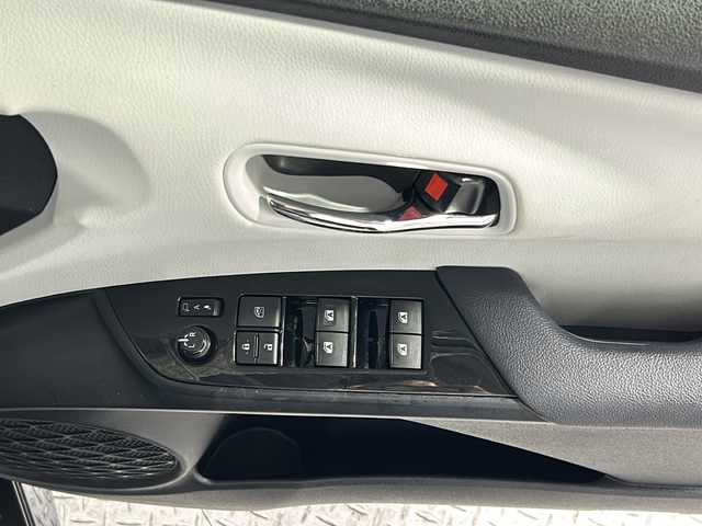 トヨタ プリウス S 沖縄県 2016(平28)年 7.6万km グレーメタリック 禁煙車　/県外仕入　/純正9インチナビ（DSZT-YC4T）/（フルセグＴＶ　Ｂｌｕｅｔｏｏｔｈ接続　ＣＤ　ＤＶＤ再生）/モデリスタエアロ/プリクラッシュセーフティー/レーダークルーズコントロール　/車線逸脱警報　/バックカメラ/ステアリングリモコン　/ドライブレコーダー　/ビルトインＥＴＣ　/レザー調シートカバー/LＥＤヘッドライト/オートライト/オートマチックハイビーム