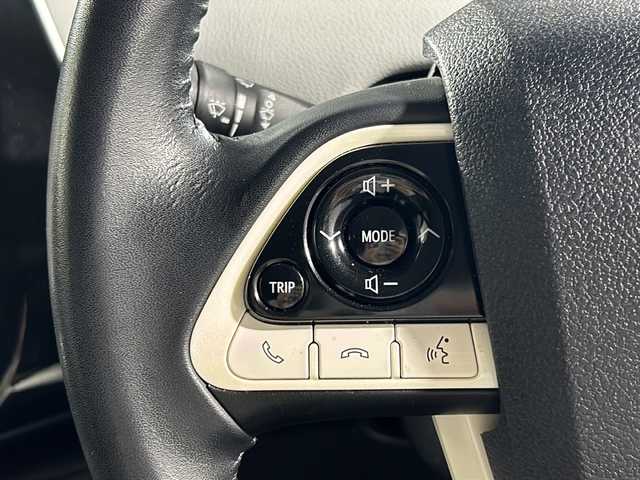 トヨタ プリウス S 沖縄県 2016(平28)年 7.6万km グレーメタリック 禁煙車　/県外仕入　/純正9インチナビ（DSZT-YC4T）/（フルセグＴＶ　Ｂｌｕｅｔｏｏｔｈ接続　ＣＤ　ＤＶＤ再生）/モデリスタエアロ/プリクラッシュセーフティー/レーダークルーズコントロール　/車線逸脱警報　/バックカメラ/ステアリングリモコン　/ドライブレコーダー　/ビルトインＥＴＣ　/レザー調シートカバー/LＥＤヘッドライト/オートライト/オートマチックハイビーム