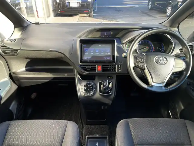 トヨタ ノア ハイブリッド G 三重県 2014(平26)年 13.5万km ホワイトパールクリスタルシャイン (株)IDOMが運営する【じしゃロン四日市店】の自社ローン専用車両になります。こちらは現金またはオートローンご利用時の価格です。自社ローンご希望の方は別途その旨お申付け下さい/純正SDナビ（CD/DVD/BT/AM/FM）/フルセグTV/バックカメラ/両側パワースライドドア/前後一体型ドライブレコーダー/フリップダウンモニター/モデリスタエアロパーツ/純正15インチナビ/TRC/ETC/エンジンスタートボタン/スマートキー