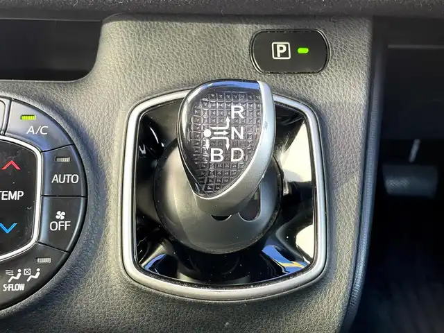 トヨタ ノア ハイブリッド G 三重県 2014(平26)年 13.5万km ホワイトパールクリスタルシャイン (株)IDOMが運営する【じしゃロン四日市店】の自社ローン専用車両になります。こちらは現金またはオートローンご利用時の価格です。自社ローンご希望の方は別途その旨お申付け下さい/純正SDナビ（CD/DVD/BT/AM/FM）/フルセグTV/バックカメラ/両側パワースライドドア/前後一体型ドライブレコーダー/フリップダウンモニター/モデリスタエアロパーツ/純正15インチナビ/TRC/ETC/エンジンスタートボタン/スマートキー