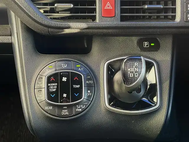 トヨタ ノア ハイブリッド G 三重県 2014(平26)年 13.5万km ホワイトパールクリスタルシャイン (株)IDOMが運営する【じしゃロン四日市店】の自社ローン専用車両になります。こちらは現金またはオートローンご利用時の価格です。自社ローンご希望の方は別途その旨お申付け下さい/純正SDナビ（CD/DVD/BT/AM/FM）/フルセグTV/バックカメラ/両側パワースライドドア/前後一体型ドライブレコーダー/フリップダウンモニター/モデリスタエアロパーツ/純正15インチナビ/TRC/ETC/エンジンスタートボタン/スマートキー