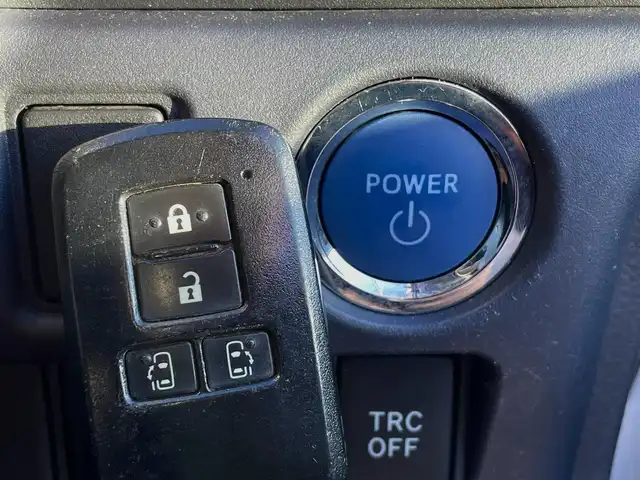 トヨタ ノア ハイブリッド G 三重県 2014(平26)年 13.5万km ホワイトパールクリスタルシャイン (株)IDOMが運営する【じしゃロン四日市店】の自社ローン専用車両になります。こちらは現金またはオートローンご利用時の価格です。自社ローンご希望の方は別途その旨お申付け下さい/純正SDナビ（CD/DVD/BT/AM/FM）/フルセグTV/バックカメラ/両側パワースライドドア/前後一体型ドライブレコーダー/フリップダウンモニター/モデリスタエアロパーツ/純正15インチナビ/TRC/ETC/エンジンスタートボタン/スマートキー