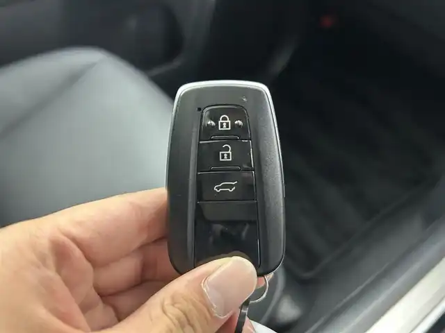 トヨタ ランドクルーザー プラド TX Lパッケージ マットブラED 千葉県 2023(令5)年 3.3万km ホワイトパールクリスタルシャイン 禁煙車/4WD/ディーゼル/サンルーフ　/トヨタセーフティーセンス/・プリクラッシュセーフティ/・レーンディパーチャーアラート/・レーダークルーズコントロール/・オートマチックハイビーム/・ロードサインアシスト/純正９型ディスプレイオーディオ/CD/フルセグTVBluetooth/フルセグTV/全周囲カメラ/ブラインドスポットモニター/パワーシート/前席シートヒーター/ベンチレーション/ビルトインETC/デジタルインナーミラー/純正１８インチアルミホイール/純正フロアマット/スマートキー/プッシュスタート