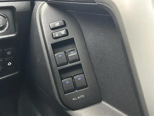 トヨタ ランドクルーザー プラド TX Lパッケージ マットブラED 千葉県 2023(令5)年 3.3万km ホワイトパールクリスタルシャイン 禁煙車/4WD/ディーゼル/サンルーフ　/トヨタセーフティーセンス/・プリクラッシュセーフティ/・レーンディパーチャーアラート/・レーダークルーズコントロール/・オートマチックハイビーム/・ロードサインアシスト/純正９型ディスプレイオーディオ/CD/フルセグTVBluetooth/フルセグTV/全周囲カメラ/ブラインドスポットモニター/パワーシート/前席シートヒーター/ベンチレーション/ビルトインETC/デジタルインナーミラー/純正１８インチアルミホイール/純正フロアマット/スマートキー/プッシュスタート