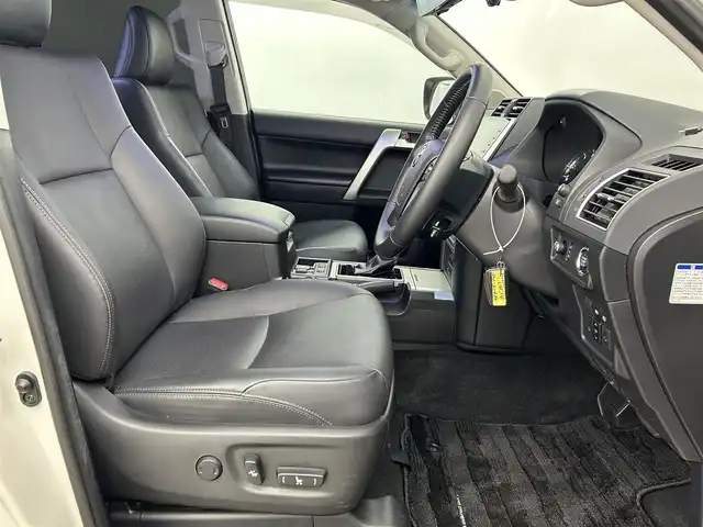 トヨタ ランドクルーザー プラド TX Lパッケージ マットブラED 千葉県 2023(令5)年 3.3万km ホワイトパールクリスタルシャイン 禁煙車/4WD/ディーゼル/サンルーフ　/トヨタセーフティーセンス/・プリクラッシュセーフティ/・レーンディパーチャーアラート/・レーダークルーズコントロール/・オートマチックハイビーム/・ロードサインアシスト/純正９型ディスプレイオーディオ/CD/フルセグTVBluetooth/フルセグTV/全周囲カメラ/ブラインドスポットモニター/パワーシート/前席シートヒーター/ベンチレーション/ビルトインETC/デジタルインナーミラー/純正１８インチアルミホイール/純正フロアマット/スマートキー/プッシュスタート