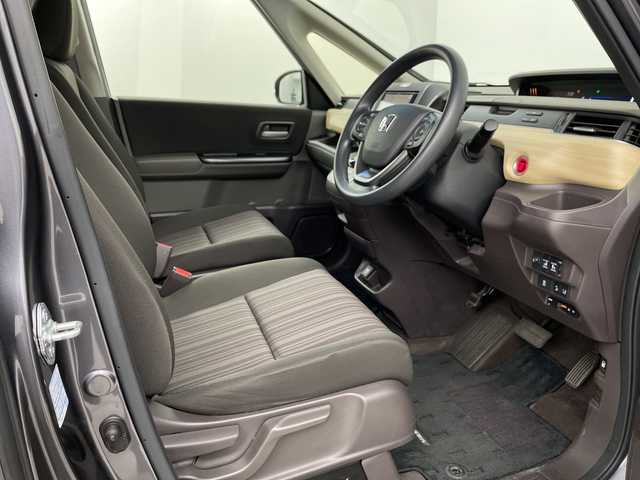 ホンダ フリード G ホンダセンシング 埼玉県 2019(令1)年 4.4万km モダンスティールM 社外ナビ　/バックカメラ/ビルトインＥＴＣ　/ドライブレコーダー/両側パワースライドドア　/レーダークルーズコントロール　/衝突軽減ブレーキ　/レーンキープアシスト　　/純正フロアマット　/プッシュスタート/スマートキー