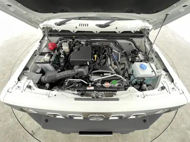 スズキ ジムニー ノマド FC 千葉県 2025(令7)年 0.1千km アークティックホワイトパール 禁煙車/登録済未使用車/４WD/・ダウンヒルアシストコントロール/スズキセーフティサポート/・デュアルセンサーブレーキサポート/・先行車発進お知らせ/・標識認識機能/・アダプティブクルーズコントロール/・車線逸脱警報機能/・ふらつき警報機能/・誤発進抑制機能/・後方誤発進抑制/・後退時ブレーキサポート/・コーナーセンサー/前席シートヒーター/革巻きステアリング/・ステアリングスイッチ/純正１５インチAW/オートライト/・オートマチックハイビーム/・LEDヘッドライト/・フォグランプ