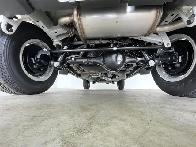 スズキ ジムニー ノマド FC 千葉県 2025(令7)年 0.1千km アークティックホワイトパール 禁煙車/登録済未使用車/４WD/・ダウンヒルアシストコントロール/スズキセーフティサポート/・デュアルセンサーブレーキサポート/・先行車発進お知らせ/・標識認識機能/・アダプティブクルーズコントロール/・車線逸脱警報機能/・ふらつき警報機能/・誤発進抑制機能/・後方誤発進抑制/・後退時ブレーキサポート/・コーナーセンサー/前席シートヒーター/革巻きステアリング/・ステアリングスイッチ/純正１５インチAW/オートライト/・オートマチックハイビーム/・LEDヘッドライト/・フォグランプ