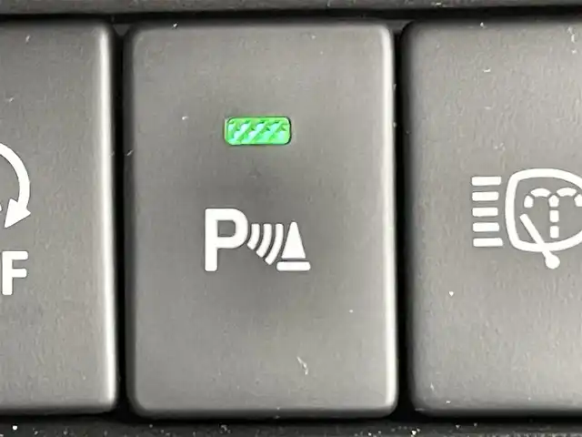 スズキ ジムニー ノマド FC 千葉県 2025(令7)年 0.1千km アークティックホワイトパール 禁煙車/登録済未使用車/４WD/・ダウンヒルアシストコントロール/スズキセーフティサポート/・デュアルセンサーブレーキサポート/・先行車発進お知らせ/・標識認識機能/・アダプティブクルーズコントロール/・車線逸脱警報機能/・ふらつき警報機能/・誤発進抑制機能/・後方誤発進抑制/・後退時ブレーキサポート/・コーナーセンサー/前席シートヒーター/革巻きステアリング/・ステアリングスイッチ/純正１５インチAW/オートライト/・オートマチックハイビーム/・LEDヘッドライト/・フォグランプ