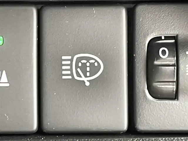 スズキ ジムニー ノマド FC 千葉県 2025(令7)年 0.1千km アークティックホワイトパール 禁煙車/登録済未使用車/４WD/・ダウンヒルアシストコントロール/スズキセーフティサポート/・デュアルセンサーブレーキサポート/・先行車発進お知らせ/・標識認識機能/・アダプティブクルーズコントロール/・車線逸脱警報機能/・ふらつき警報機能/・誤発進抑制機能/・後方誤発進抑制/・後退時ブレーキサポート/・コーナーセンサー/前席シートヒーター/革巻きステアリング/・ステアリングスイッチ/純正１５インチAW/オートライト/・オートマチックハイビーム/・LEDヘッドライト/・フォグランプ