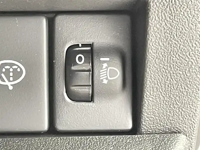 スズキ ジムニー ノマド FC 千葉県 2025(令7)年 0.1千km アークティックホワイトパール 禁煙車/登録済未使用車/４WD/・ダウンヒルアシストコントロール/スズキセーフティサポート/・デュアルセンサーブレーキサポート/・先行車発進お知らせ/・標識認識機能/・アダプティブクルーズコントロール/・車線逸脱警報機能/・ふらつき警報機能/・誤発進抑制機能/・後方誤発進抑制/・後退時ブレーキサポート/・コーナーセンサー/前席シートヒーター/革巻きステアリング/・ステアリングスイッチ/純正１５インチAW/オートライト/・オートマチックハイビーム/・LEDヘッドライト/・フォグランプ