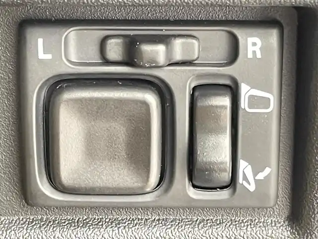 スズキ ジムニー ノマド FC 千葉県 2025(令7)年 0.1千km アークティックホワイトパール 禁煙車/登録済未使用車/４WD/・ダウンヒルアシストコントロール/スズキセーフティサポート/・デュアルセンサーブレーキサポート/・先行車発進お知らせ/・標識認識機能/・アダプティブクルーズコントロール/・車線逸脱警報機能/・ふらつき警報機能/・誤発進抑制機能/・後方誤発進抑制/・後退時ブレーキサポート/・コーナーセンサー/前席シートヒーター/革巻きステアリング/・ステアリングスイッチ/純正１５インチAW/オートライト/・オートマチックハイビーム/・LEDヘッドライト/・フォグランプ