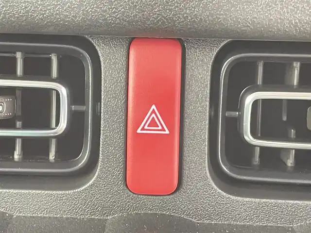 スズキ ジムニー ノマド FC 千葉県 2025(令7)年 0.1千km アークティックホワイトパール 禁煙車/登録済未使用車/４WD/・ダウンヒルアシストコントロール/スズキセーフティサポート/・デュアルセンサーブレーキサポート/・先行車発進お知らせ/・標識認識機能/・アダプティブクルーズコントロール/・車線逸脱警報機能/・ふらつき警報機能/・誤発進抑制機能/・後方誤発進抑制/・後退時ブレーキサポート/・コーナーセンサー/前席シートヒーター/革巻きステアリング/・ステアリングスイッチ/純正１５インチAW/オートライト/・オートマチックハイビーム/・LEDヘッドライト/・フォグランプ