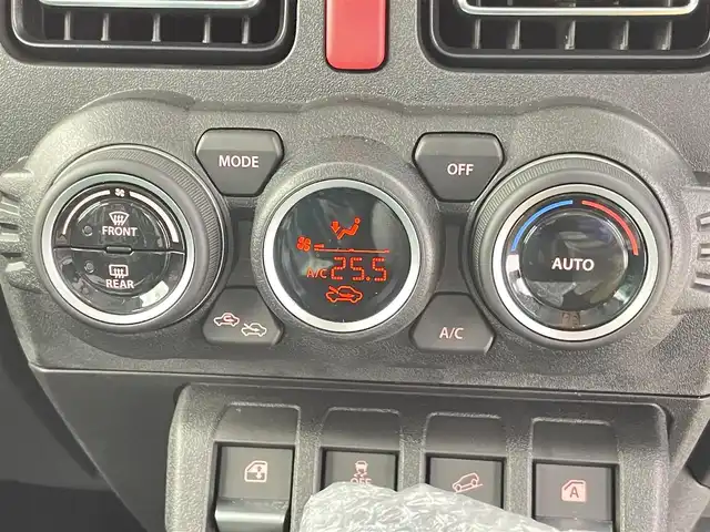 スズキ ジムニー ノマド FC 千葉県 2025(令7)年 0.1千km アークティックホワイトパール 禁煙車/登録済未使用車/４WD/・ダウンヒルアシストコントロール/スズキセーフティサポート/・デュアルセンサーブレーキサポート/・先行車発進お知らせ/・標識認識機能/・アダプティブクルーズコントロール/・車線逸脱警報機能/・ふらつき警報機能/・誤発進抑制機能/・後方誤発進抑制/・後退時ブレーキサポート/・コーナーセンサー/前席シートヒーター/革巻きステアリング/・ステアリングスイッチ/純正１５インチAW/オートライト/・オートマチックハイビーム/・LEDヘッドライト/・フォグランプ