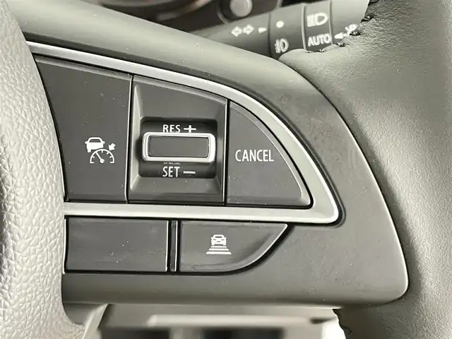 スズキ ジムニー ノマド FC 千葉県 2025(令7)年 0.1千km アークティックホワイトパール 禁煙車/登録済未使用車/４WD/・ダウンヒルアシストコントロール/スズキセーフティサポート/・デュアルセンサーブレーキサポート/・先行車発進お知らせ/・標識認識機能/・アダプティブクルーズコントロール/・車線逸脱警報機能/・ふらつき警報機能/・誤発進抑制機能/・後方誤発進抑制/・後退時ブレーキサポート/・コーナーセンサー/前席シートヒーター/革巻きステアリング/・ステアリングスイッチ/純正１５インチAW/オートライト/・オートマチックハイビーム/・LEDヘッドライト/・フォグランプ