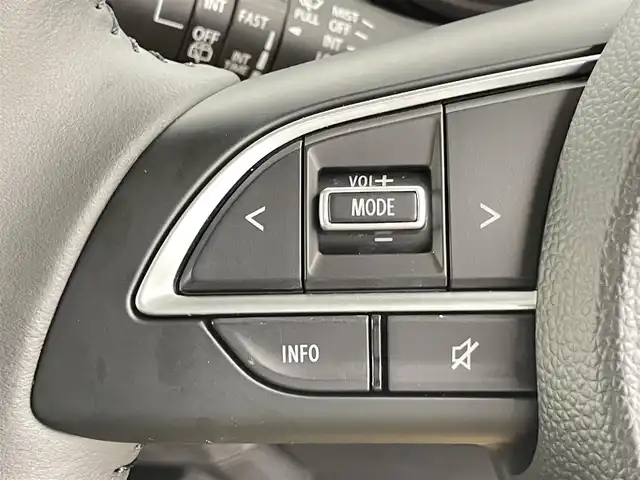 スズキ ジムニー ノマド FC 千葉県 2025(令7)年 0.1千km アークティックホワイトパール 禁煙車/登録済未使用車/４WD/・ダウンヒルアシストコントロール/スズキセーフティサポート/・デュアルセンサーブレーキサポート/・先行車発進お知らせ/・標識認識機能/・アダプティブクルーズコントロール/・車線逸脱警報機能/・ふらつき警報機能/・誤発進抑制機能/・後方誤発進抑制/・後退時ブレーキサポート/・コーナーセンサー/前席シートヒーター/革巻きステアリング/・ステアリングスイッチ/純正１５インチAW/オートライト/・オートマチックハイビーム/・LEDヘッドライト/・フォグランプ