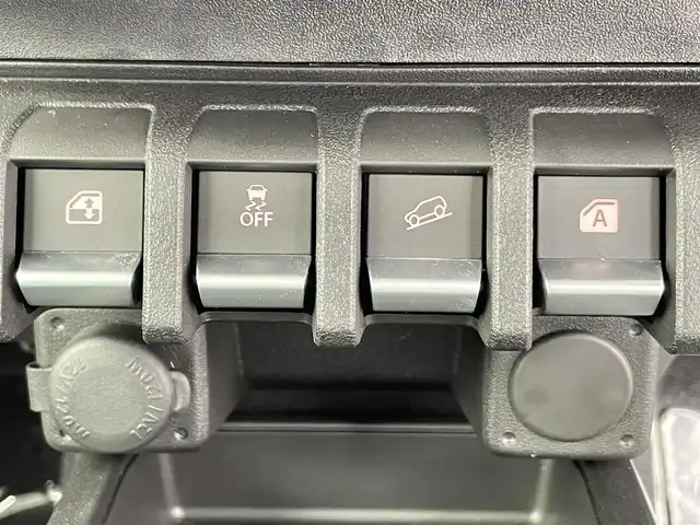 スズキ ジムニー ノマド FC 千葉県 2025(令7)年 0.1千km アークティックホワイトパール 禁煙車/登録済未使用車/４WD/・ダウンヒルアシストコントロール/スズキセーフティサポート/・デュアルセンサーブレーキサポート/・先行車発進お知らせ/・標識認識機能/・アダプティブクルーズコントロール/・車線逸脱警報機能/・ふらつき警報機能/・誤発進抑制機能/・後方誤発進抑制/・後退時ブレーキサポート/・コーナーセンサー/前席シートヒーター/革巻きステアリング/・ステアリングスイッチ/純正１５インチAW/オートライト/・オートマチックハイビーム/・LEDヘッドライト/・フォグランプ