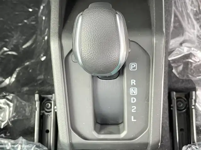 スズキ ジムニー ノマド FC 千葉県 2025(令7)年 0.1千km アークティックホワイトパール 禁煙車/登録済未使用車/４WD/・ダウンヒルアシストコントロール/スズキセーフティサポート/・デュアルセンサーブレーキサポート/・先行車発進お知らせ/・標識認識機能/・アダプティブクルーズコントロール/・車線逸脱警報機能/・ふらつき警報機能/・誤発進抑制機能/・後方誤発進抑制/・後退時ブレーキサポート/・コーナーセンサー/前席シートヒーター/革巻きステアリング/・ステアリングスイッチ/純正１５インチAW/オートライト/・オートマチックハイビーム/・LEDヘッドライト/・フォグランプ