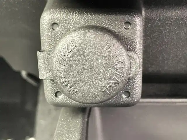 スズキ ジムニー ノマド FC 千葉県 2025(令7)年 0.1千km アークティックホワイトパール 禁煙車/登録済未使用車/４WD/・ダウンヒルアシストコントロール/スズキセーフティサポート/・デュアルセンサーブレーキサポート/・先行車発進お知らせ/・標識認識機能/・アダプティブクルーズコントロール/・車線逸脱警報機能/・ふらつき警報機能/・誤発進抑制機能/・後方誤発進抑制/・後退時ブレーキサポート/・コーナーセンサー/前席シートヒーター/革巻きステアリング/・ステアリングスイッチ/純正１５インチAW/オートライト/・オートマチックハイビーム/・LEDヘッドライト/・フォグランプ