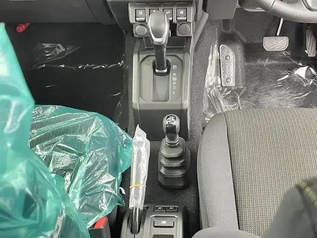 スズキ ジムニー ノマド FC 千葉県 2025(令7)年 0.1千km アークティックホワイトパール 禁煙車/登録済未使用車/４WD/・ダウンヒルアシストコントロール/スズキセーフティサポート/・デュアルセンサーブレーキサポート/・先行車発進お知らせ/・標識認識機能/・アダプティブクルーズコントロール/・車線逸脱警報機能/・ふらつき警報機能/・誤発進抑制機能/・後方誤発進抑制/・後退時ブレーキサポート/・コーナーセンサー/前席シートヒーター/革巻きステアリング/・ステアリングスイッチ/純正１５インチAW/オートライト/・オートマチックハイビーム/・LEDヘッドライト/・フォグランプ