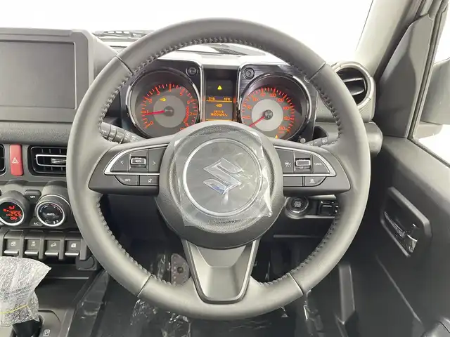 スズキ ジムニー ノマド FC 千葉県 2025(令7)年 0.1千km アークティックホワイトパール 禁煙車/登録済未使用車/４WD/・ダウンヒルアシストコントロール/スズキセーフティサポート/・デュアルセンサーブレーキサポート/・先行車発進お知らせ/・標識認識機能/・アダプティブクルーズコントロール/・車線逸脱警報機能/・ふらつき警報機能/・誤発進抑制機能/・後方誤発進抑制/・後退時ブレーキサポート/・コーナーセンサー/前席シートヒーター/革巻きステアリング/・ステアリングスイッチ/純正１５インチAW/オートライト/・オートマチックハイビーム/・LEDヘッドライト/・フォグランプ