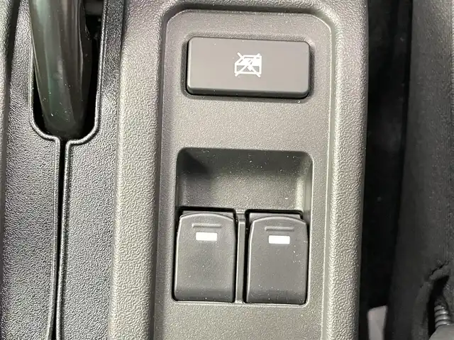 スズキ ジムニー ノマド FC 千葉県 2025(令7)年 0.1千km アークティックホワイトパール 禁煙車/登録済未使用車/４WD/・ダウンヒルアシストコントロール/スズキセーフティサポート/・デュアルセンサーブレーキサポート/・先行車発進お知らせ/・標識認識機能/・アダプティブクルーズコントロール/・車線逸脱警報機能/・ふらつき警報機能/・誤発進抑制機能/・後方誤発進抑制/・後退時ブレーキサポート/・コーナーセンサー/前席シートヒーター/革巻きステアリング/・ステアリングスイッチ/純正１５インチAW/オートライト/・オートマチックハイビーム/・LEDヘッドライト/・フォグランプ