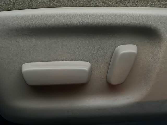 トヨタ クラウン ハイブリッド ロイヤルサルーン 茨城県 2013(平25)年 4.1万km プレシャスシルバー 純正ナビ/　　【ワンセグTV/BT/DVD/CD】/バックカメラ/横滑り防止装置/衝突被害軽減システム/クルーズコントロール/パワーシート/社外18インチアルミホイール(LEONIS)/HIDオートライト/純正フロアマット/ビルトインETC/純正フロアマット