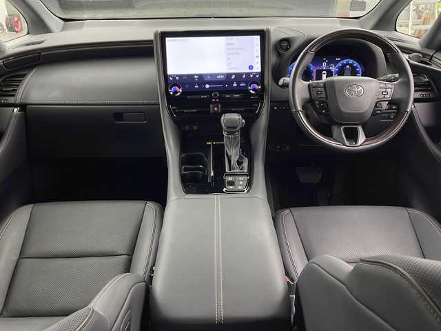 トヨタ アルファードハイブリット Z 兵庫県 2023(令5)年 1.3万km プラチナホワイトパールマイカ ・純正14インチディスプレイオーディオplus/TV/USB/Bluetooth/Miracast/・パノラミックビューモニター/・ビルトインETC2.0/・デジタルインナーミラー/・前後ドライブレコーダー/・両側パワースライドドア/・パワーバックドア/・左右独立ムーンルーフ/・Toyota　Safety　Sense/プリクラッシュセーフティ/レーントレーシングアシスト/レーンディパーチャーアラート/レーダークルーズコントロール（全車速追従機能付）/アダプティブハイビームシステム/ロードサインアシスト/ドライバー異常時対応システム/プロアクティブドライビングアシスト/発進遅れ告知機能/・ブラインドスポットモニター/・安心降車アシスト/・後方車両接近告知/・周辺車両接近時サポート/・後方車両への接近警報/・ユニバーサルステップ/・置くだけ充電/・AC100V電源/・合成皮革シート/・1、2列目シートヒーター/・1，2列目ベンチレーション/・ステアリングヒーター/・前席パワーシート/・3眼LEDヘッドライト/・プッシュスタート/・スマートキー/・純正18インチ」アルミホイール