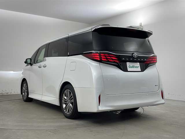トヨタ アルファードハイブリット Z 兵庫県 2023(令5)年 1.3万km プラチナホワイトパールマイカ ・純正14インチディスプレイオーディオplus/TV/USB/Bluetooth/Miracast/・パノラミックビューモニター/・ビルトインETC2.0/・デジタルインナーミラー/・前後ドライブレコーダー/・両側パワースライドドア/・パワーバックドア/・左右独立ムーンルーフ/・Toyota　Safety　Sense/プリクラッシュセーフティ/レーントレーシングアシスト/レーンディパーチャーアラート/レーダークルーズコントロール（全車速追従機能付）/アダプティブハイビームシステム/ロードサインアシスト/ドライバー異常時対応システム/プロアクティブドライビングアシスト/発進遅れ告知機能/・ブラインドスポットモニター/・安心降車アシスト/・後方車両接近告知/・周辺車両接近時サポート/・後方車両への接近警報/・ユニバーサルステップ/・置くだけ充電/・AC100V電源/・合成皮革シート/・1、2列目シートヒーター/・1，2列目ベンチレーション/・ステアリングヒーター/・前席パワーシート/・3眼LEDヘッドライト/・プッシュスタート/・スマートキー/・純正18インチ」アルミホイール
