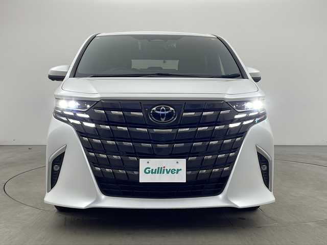 トヨタ アルファードハイブリット Z 兵庫県 2023(令5)年 1.3万km プラチナホワイトパールマイカ ・純正14インチディスプレイオーディオplus/TV/USB/Bluetooth/Miracast/・パノラミックビューモニター/・ビルトインETC2.0/・デジタルインナーミラー/・前後ドライブレコーダー/・両側パワースライドドア/・パワーバックドア/・左右独立ムーンルーフ/・Toyota　Safety　Sense/プリクラッシュセーフティ/レーントレーシングアシスト/レーンディパーチャーアラート/レーダークルーズコントロール（全車速追従機能付）/アダプティブハイビームシステム/ロードサインアシスト/ドライバー異常時対応システム/プロアクティブドライビングアシスト/発進遅れ告知機能/・ブラインドスポットモニター/・安心降車アシスト/・後方車両接近告知/・周辺車両接近時サポート/・後方車両への接近警報/・ユニバーサルステップ/・置くだけ充電/・AC100V電源/・合成皮革シート/・1、2列目シートヒーター/・1，2列目ベンチレーション/・ステアリングヒーター/・前席パワーシート/・3眼LEDヘッドライト/・プッシュスタート/・スマートキー/・純正18インチ」アルミホイール