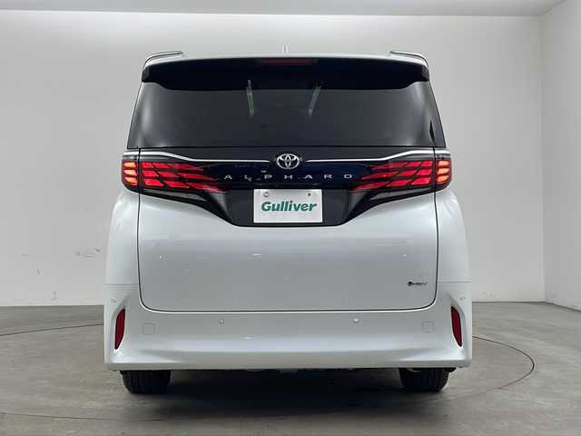 トヨタ アルファードハイブリット Z 兵庫県 2023(令5)年 1.3万km プラチナホワイトパールマイカ ・純正14インチディスプレイオーディオplus/TV/USB/Bluetooth/Miracast/・パノラミックビューモニター/・ビルトインETC2.0/・デジタルインナーミラー/・前後ドライブレコーダー/・両側パワースライドドア/・パワーバックドア/・左右独立ムーンルーフ/・Toyota　Safety　Sense/プリクラッシュセーフティ/レーントレーシングアシスト/レーンディパーチャーアラート/レーダークルーズコントロール（全車速追従機能付）/アダプティブハイビームシステム/ロードサインアシスト/ドライバー異常時対応システム/プロアクティブドライビングアシスト/発進遅れ告知機能/・ブラインドスポットモニター/・安心降車アシスト/・後方車両接近告知/・周辺車両接近時サポート/・後方車両への接近警報/・ユニバーサルステップ/・置くだけ充電/・AC100V電源/・合成皮革シート/・1、2列目シートヒーター/・1，2列目ベンチレーション/・ステアリングヒーター/・前席パワーシート/・3眼LEDヘッドライト/・プッシュスタート/・スマートキー/・純正18インチ」アルミホイール