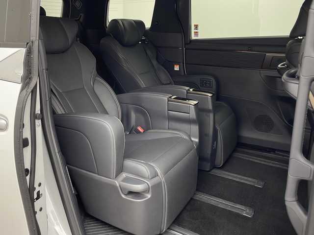 トヨタ アルファードハイブリット Z 兵庫県 2023(令5)年 1.3万km プラチナホワイトパールマイカ ・純正14インチディスプレイオーディオplus/TV/USB/Bluetooth/Miracast/・パノラミックビューモニター/・ビルトインETC2.0/・デジタルインナーミラー/・前後ドライブレコーダー/・両側パワースライドドア/・パワーバックドア/・左右独立ムーンルーフ/・Toyota　Safety　Sense/プリクラッシュセーフティ/レーントレーシングアシスト/レーンディパーチャーアラート/レーダークルーズコントロール（全車速追従機能付）/アダプティブハイビームシステム/ロードサインアシスト/ドライバー異常時対応システム/プロアクティブドライビングアシスト/発進遅れ告知機能/・ブラインドスポットモニター/・安心降車アシスト/・後方車両接近告知/・周辺車両接近時サポート/・後方車両への接近警報/・ユニバーサルステップ/・置くだけ充電/・AC100V電源/・合成皮革シート/・1、2列目シートヒーター/・1，2列目ベンチレーション/・ステアリングヒーター/・前席パワーシート/・3眼LEDヘッドライト/・プッシュスタート/・スマートキー/・純正18インチ」アルミホイール