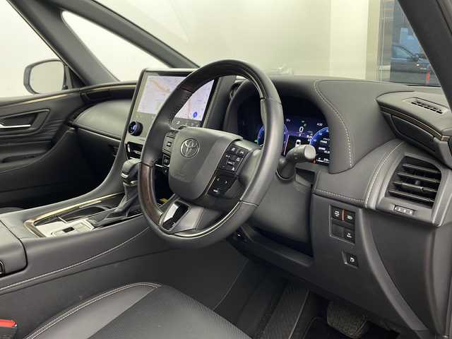 トヨタ アルファードハイブリット Z 兵庫県 2023(令5)年 1.3万km プラチナホワイトパールマイカ ・純正14インチディスプレイオーディオplus/TV/USB/Bluetooth/Miracast/・パノラミックビューモニター/・ビルトインETC2.0/・デジタルインナーミラー/・前後ドライブレコーダー/・両側パワースライドドア/・パワーバックドア/・左右独立ムーンルーフ/・Toyota　Safety　Sense/プリクラッシュセーフティ/レーントレーシングアシスト/レーンディパーチャーアラート/レーダークルーズコントロール（全車速追従機能付）/アダプティブハイビームシステム/ロードサインアシスト/ドライバー異常時対応システム/プロアクティブドライビングアシスト/発進遅れ告知機能/・ブラインドスポットモニター/・安心降車アシスト/・後方車両接近告知/・周辺車両接近時サポート/・後方車両への接近警報/・ユニバーサルステップ/・置くだけ充電/・AC100V電源/・合成皮革シート/・1、2列目シートヒーター/・1，2列目ベンチレーション/・ステアリングヒーター/・前席パワーシート/・3眼LEDヘッドライト/・プッシュスタート/・スマートキー/・純正18インチ」アルミホイール