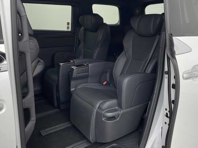 トヨタ アルファードハイブリット Z 兵庫県 2023(令5)年 1.3万km プラチナホワイトパールマイカ ・純正14インチディスプレイオーディオplus/TV/USB/Bluetooth/Miracast/・パノラミックビューモニター/・ビルトインETC2.0/・デジタルインナーミラー/・前後ドライブレコーダー/・両側パワースライドドア/・パワーバックドア/・左右独立ムーンルーフ/・Toyota　Safety　Sense/プリクラッシュセーフティ/レーントレーシングアシスト/レーンディパーチャーアラート/レーダークルーズコントロール（全車速追従機能付）/アダプティブハイビームシステム/ロードサインアシスト/ドライバー異常時対応システム/プロアクティブドライビングアシスト/発進遅れ告知機能/・ブラインドスポットモニター/・安心降車アシスト/・後方車両接近告知/・周辺車両接近時サポート/・後方車両への接近警報/・ユニバーサルステップ/・置くだけ充電/・AC100V電源/・合成皮革シート/・1、2列目シートヒーター/・1，2列目ベンチレーション/・ステアリングヒーター/・前席パワーシート/・3眼LEDヘッドライト/・プッシュスタート/・スマートキー/・純正18インチ」アルミホイール