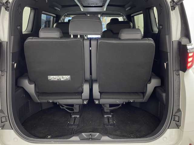 トヨタ アルファードハイブリット Z 兵庫県 2023(令5)年 1.3万km プラチナホワイトパールマイカ ・純正14インチディスプレイオーディオplus/TV/USB/Bluetooth/Miracast/・パノラミックビューモニター/・ビルトインETC2.0/・デジタルインナーミラー/・前後ドライブレコーダー/・両側パワースライドドア/・パワーバックドア/・左右独立ムーンルーフ/・Toyota　Safety　Sense/プリクラッシュセーフティ/レーントレーシングアシスト/レーンディパーチャーアラート/レーダークルーズコントロール（全車速追従機能付）/アダプティブハイビームシステム/ロードサインアシスト/ドライバー異常時対応システム/プロアクティブドライビングアシスト/発進遅れ告知機能/・ブラインドスポットモニター/・安心降車アシスト/・後方車両接近告知/・周辺車両接近時サポート/・後方車両への接近警報/・ユニバーサルステップ/・置くだけ充電/・AC100V電源/・合成皮革シート/・1、2列目シートヒーター/・1，2列目ベンチレーション/・ステアリングヒーター/・前席パワーシート/・3眼LEDヘッドライト/・プッシュスタート/・スマートキー/・純正18インチ」アルミホイール