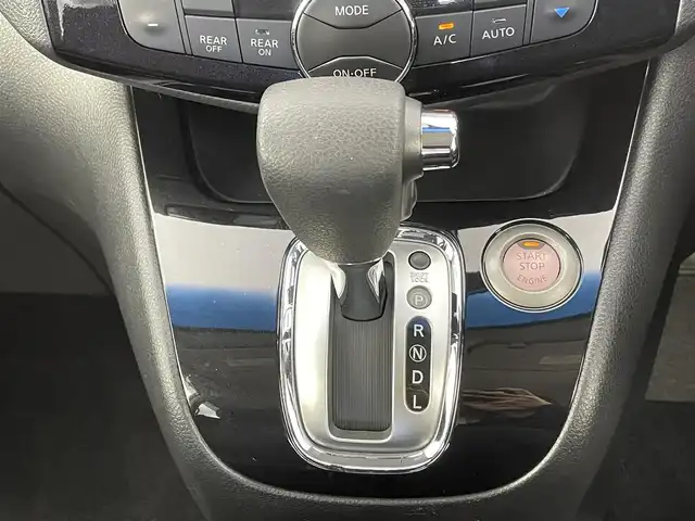 日産 セレナ HWS S HV Vセレ +SeftyⅡ 千葉県 2015(平27)年 6.4万km ブリリアントシルバー 禁煙車/エマージェンシーブレーキ/両側電動ドア/純正８インチメモリナビ/・型番：MM515D-L/・CD/DVD/AUX/USB/Bluetooth/フルセグTV/・アラウンドビューモニター/・ビルトインETC/クルーズコントロール/革巻きステアリング/・ステアリングスイッチ/純正フロアマット/純正１６インチAW/オートライト/・LEDヘッドライト/・フォグランプ