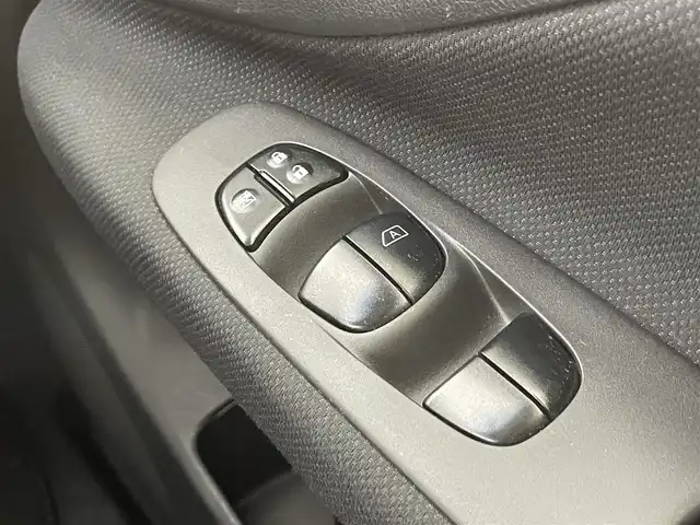 日産 セレナ HWS S HV Vセレ +SeftyⅡ 千葉県 2015(平27)年 6.4万km ブリリアントシルバー 禁煙車/エマージェンシーブレーキ/両側電動ドア/純正８インチメモリナビ/・型番：MM515D-L/・CD/DVD/AUX/USB/Bluetooth/フルセグTV/・アラウンドビューモニター/・ビルトインETC/クルーズコントロール/革巻きステアリング/・ステアリングスイッチ/純正フロアマット/純正１６インチAW/オートライト/・LEDヘッドライト/・フォグランプ